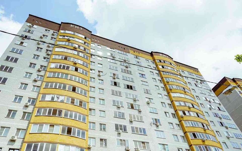 Из окна 15-этажного дома в Воронеже упала 41-летняя женщина