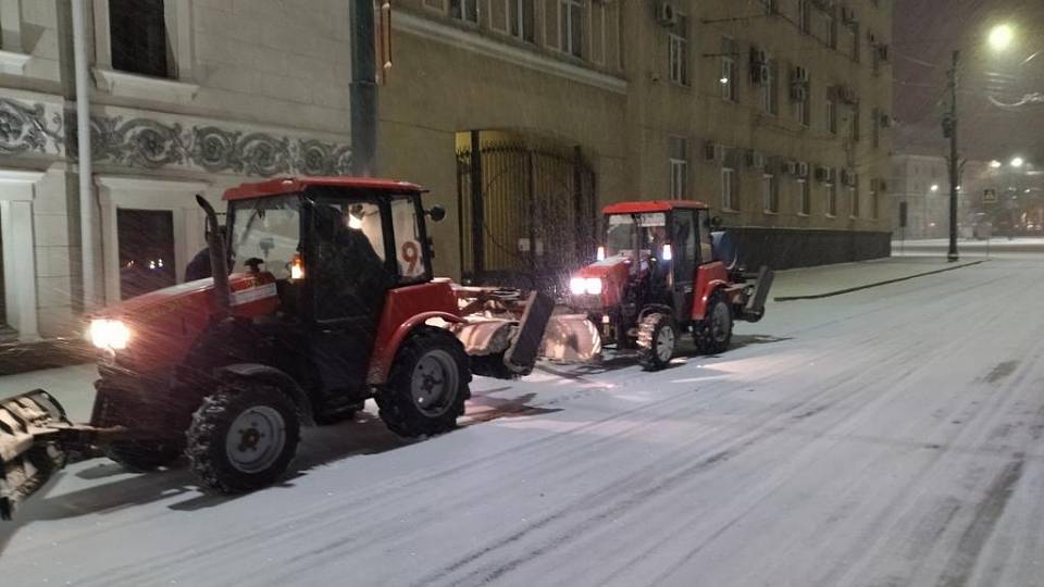В Воронеже с 4 часов утра убрали более 3 тысяч кубометров снега