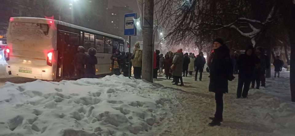 На остановках Воронежа скопились очереди ожидающих автобуса людей 
