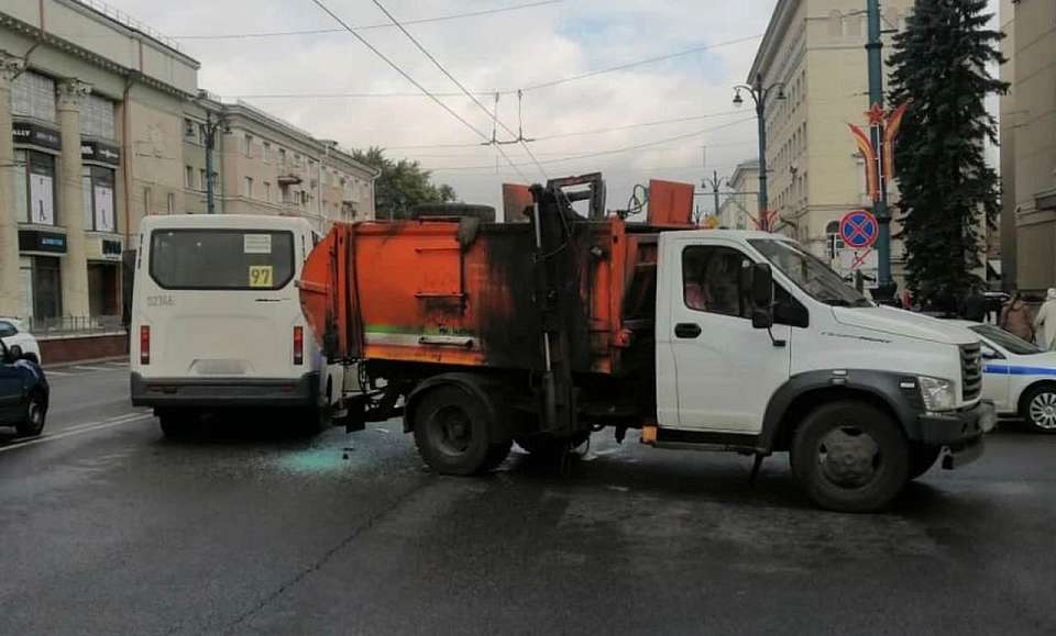 В массовое ДТП в центре Воронежа попали мусоровоз и маршрутка