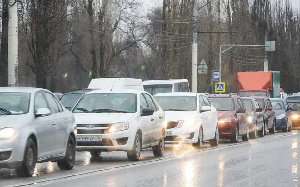 Выезд из воронежского Шилово утром 17 октября сковала 3-километровая пробка