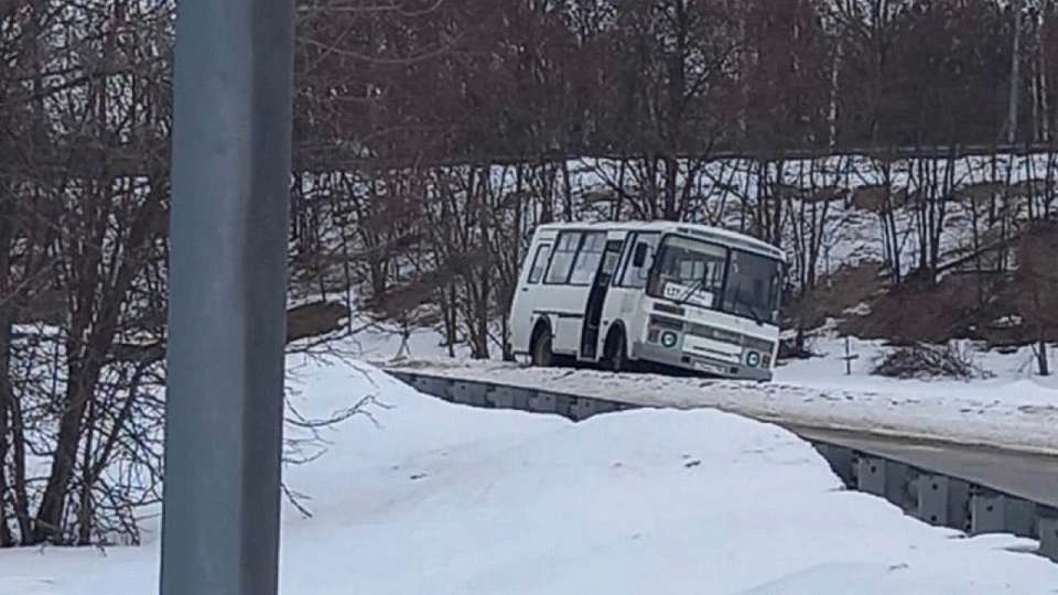 Из-за гололёда автобус с пассажирами вылетел с воронежской трассы