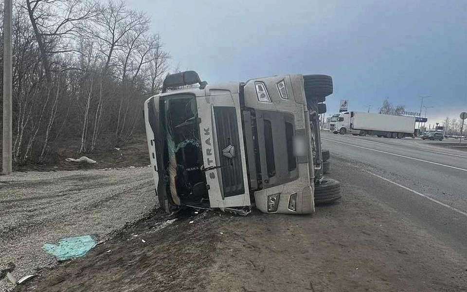 Водитель пострадал в опрокинувшемся грузовике на трассе под Воронежем
