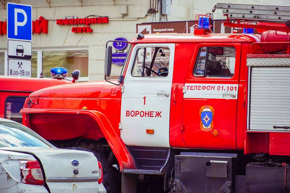 Горят "КамАЗ" и самосвал: в Коминтерновском районе Воронежа тушат пожар