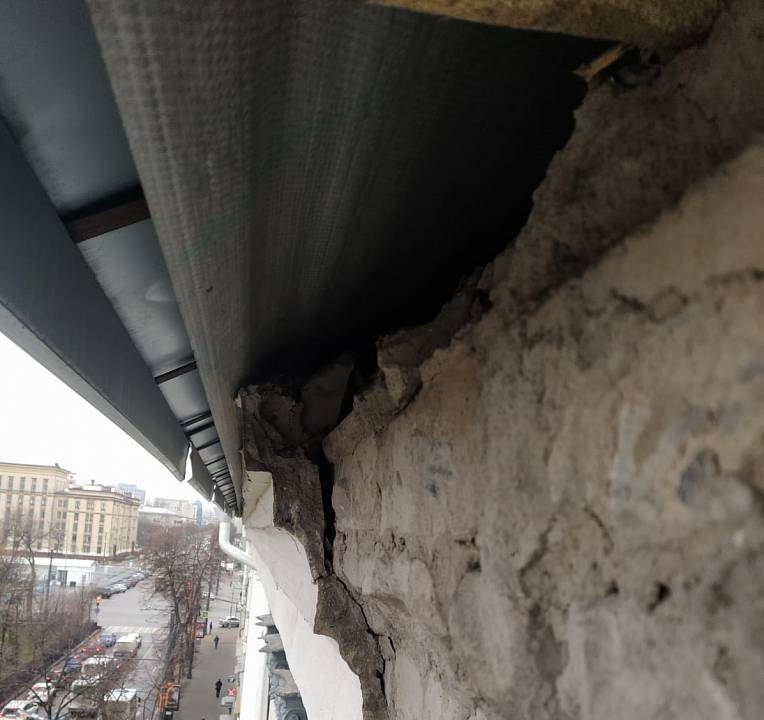 Из-за некачественного ремонта кровли произошло падение штукатурки с фасада дома в центре Воронежа 