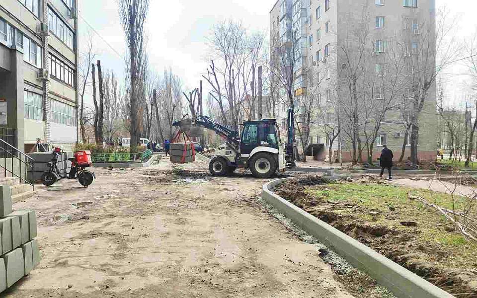 Во дворах многоквартирных домов Железнодорожного района началось благоустройство