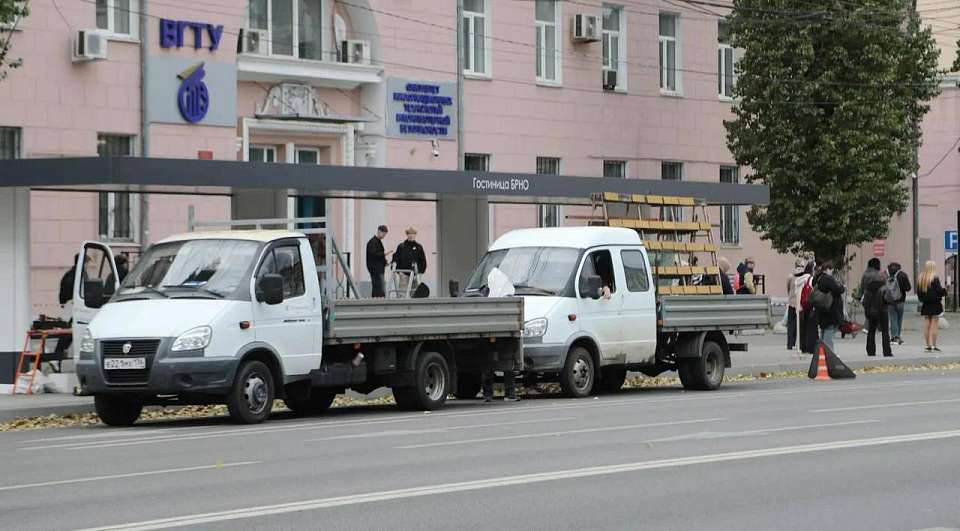 На новой остановке для метробуса «Гостиница Брно» в Воронеже монтируют остекление