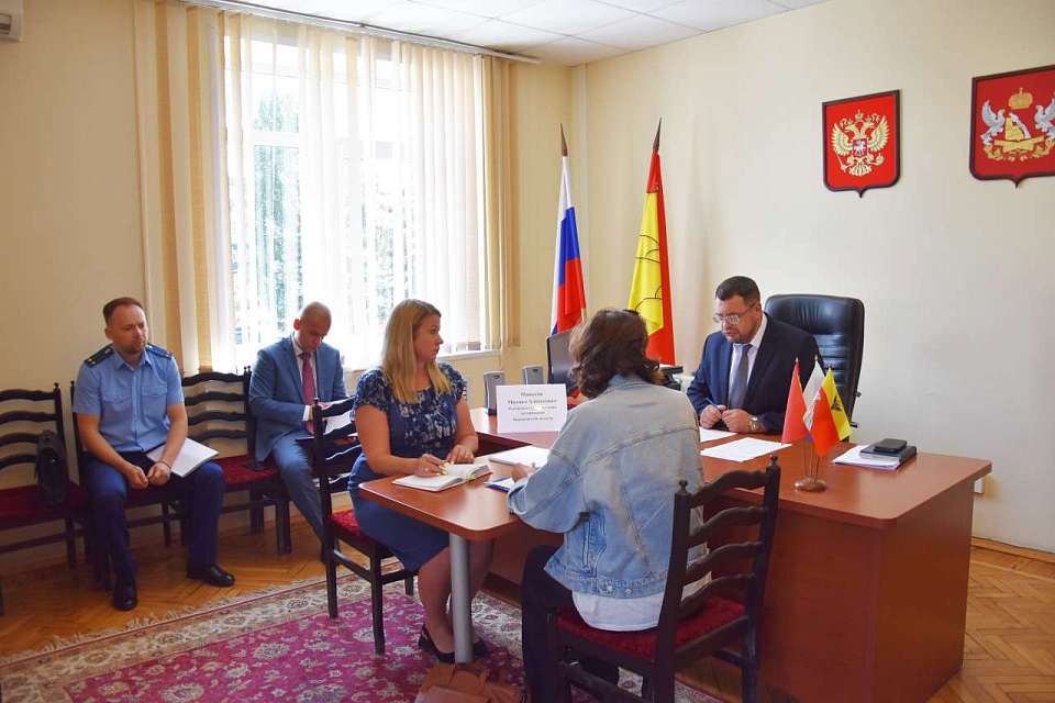Прием граждан в Железнодорожном районе провел руководитель управления ветеринарии Воронежской области Михаил Миньков