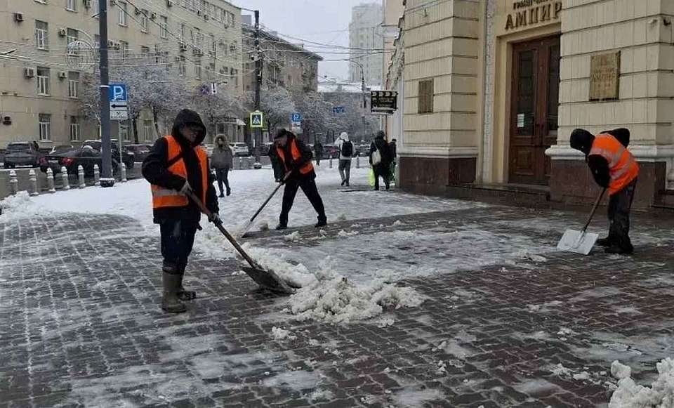 С началом снегопада в Центральном районе приступили к работам по уборке улично-дорожной сети
