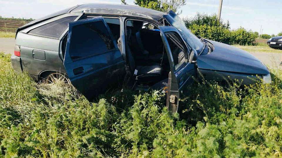 В перевернувшейся в Воронежской области легковушке погиб 1 и пострадали 2 человека