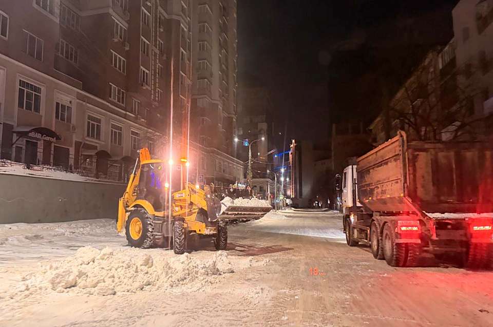 Почти 9 тысяч кубометров снега вывезли из Воронежа за минувшую ночь