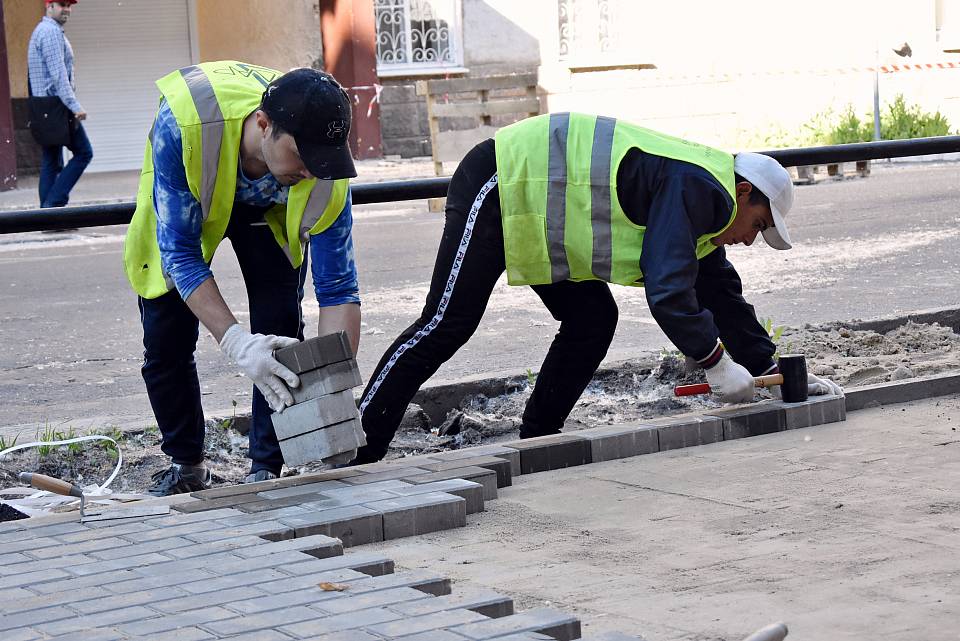 В Ленинском районе ремонтируют тротуары