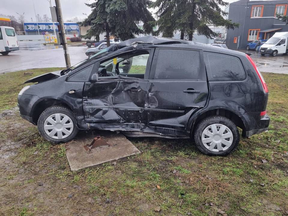 В ДТП с фурой на окраине Воронежа пострадал 27-летний автомобилист из Подмосковья