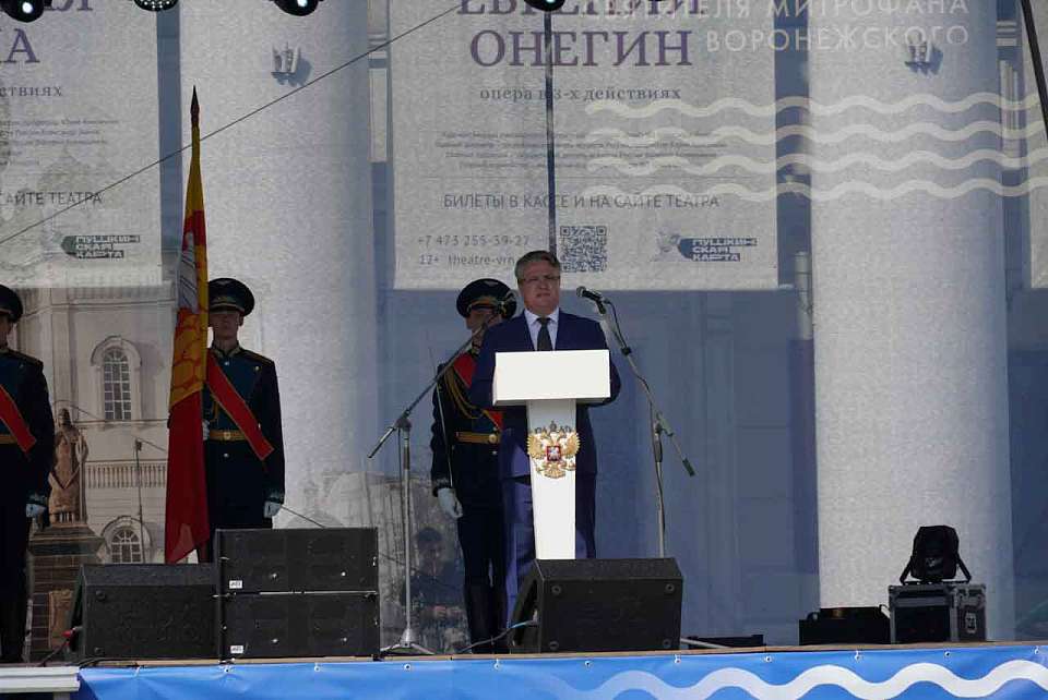 Выдающихся жителей Воронежа торжественно наградили на площади Ленина