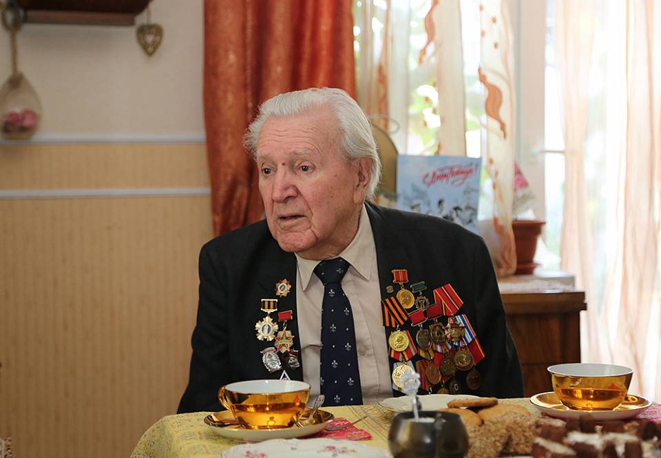 Ветерана, подростком гасившего зажигательные мины и разминировавшего Воронеж, поздравил мэр