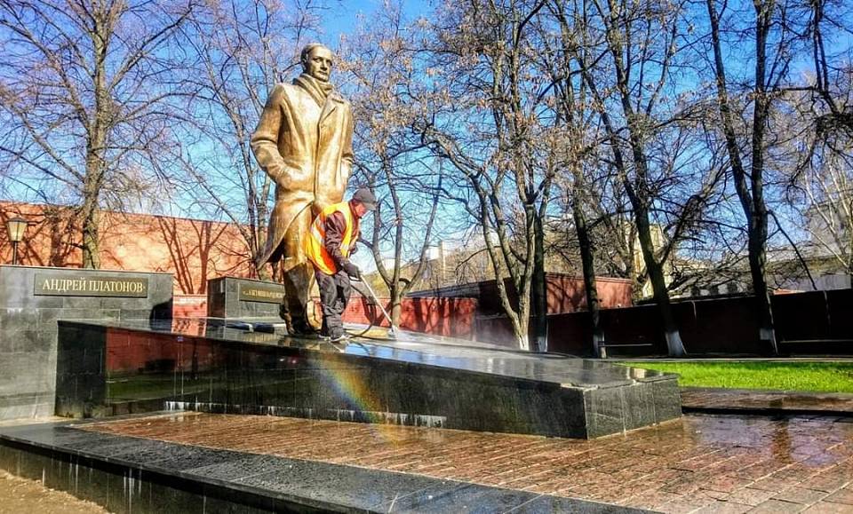 В Центральном районе Воронежа освежили памятник Андрею Платонову