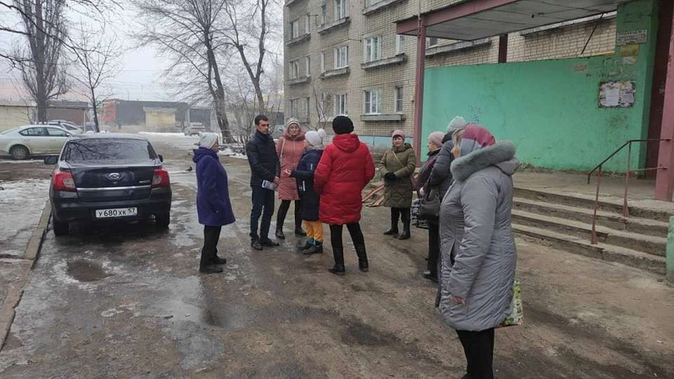 Вопросы ЖКХ рассмотрел на встрече с жителями депутат Воронежской гордумы