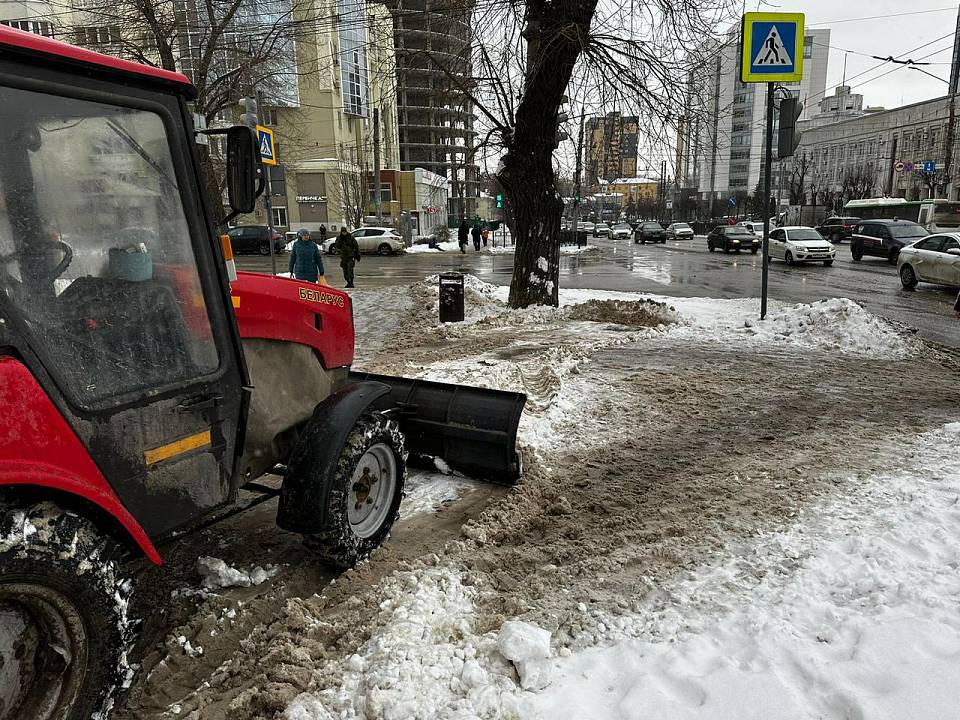 Воронежские улицы от снега днём убирала 191 единица спецтехники