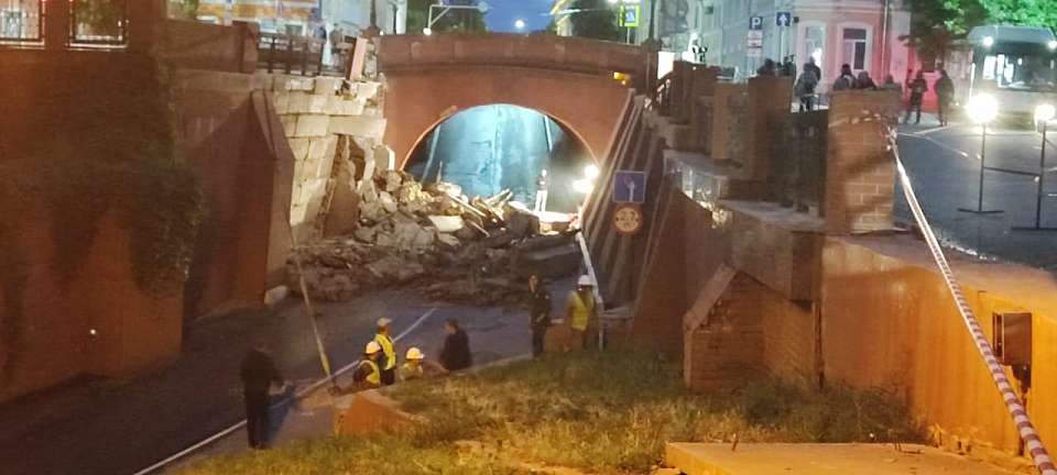 Рабочие приступили к разбору обрушения подпорной стены Каменного моста в Воронеже