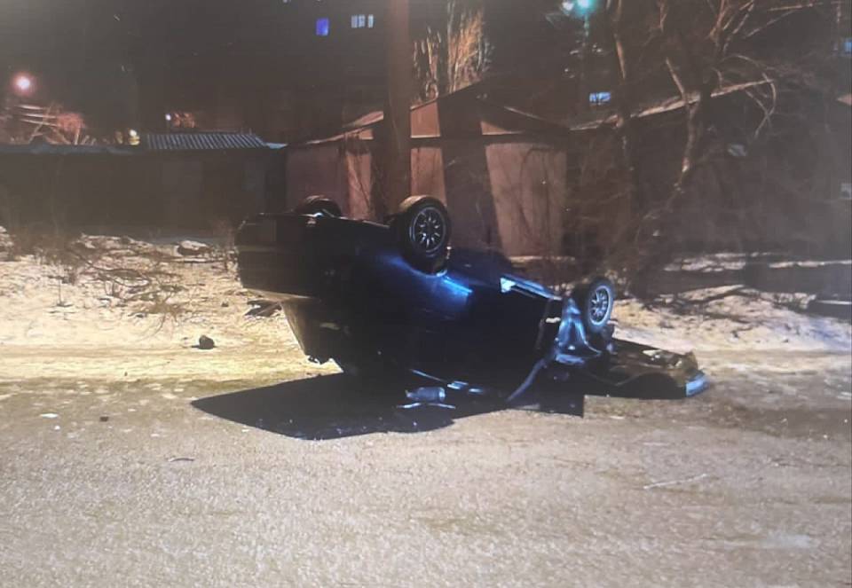 Молодая автомобилистка в Воронеже врезалась в столб и перевернулась