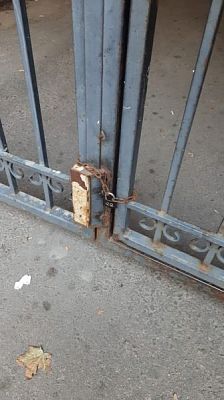 Жители Воронежа пожаловались на запертые ворота во дворы из-за футбольного матча
