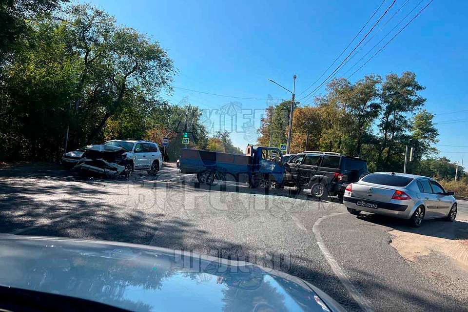 ДТП с тремя автомобилям вызвало 2-километрую пробку на выезде из микрорайона Воронежа