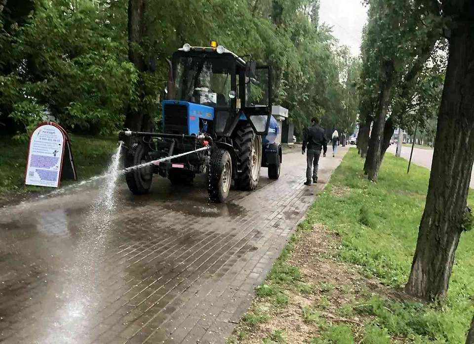 В Коминтерновском районе приводят в порядок тротуары