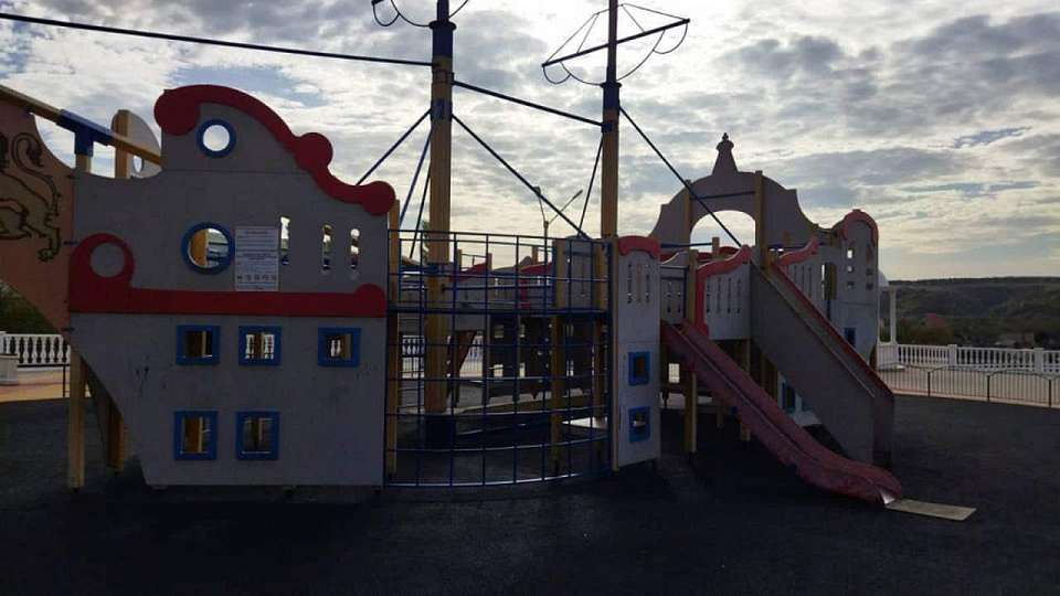 На площадке в лискинском парке «Горки» пострадал пятилетний мальчик