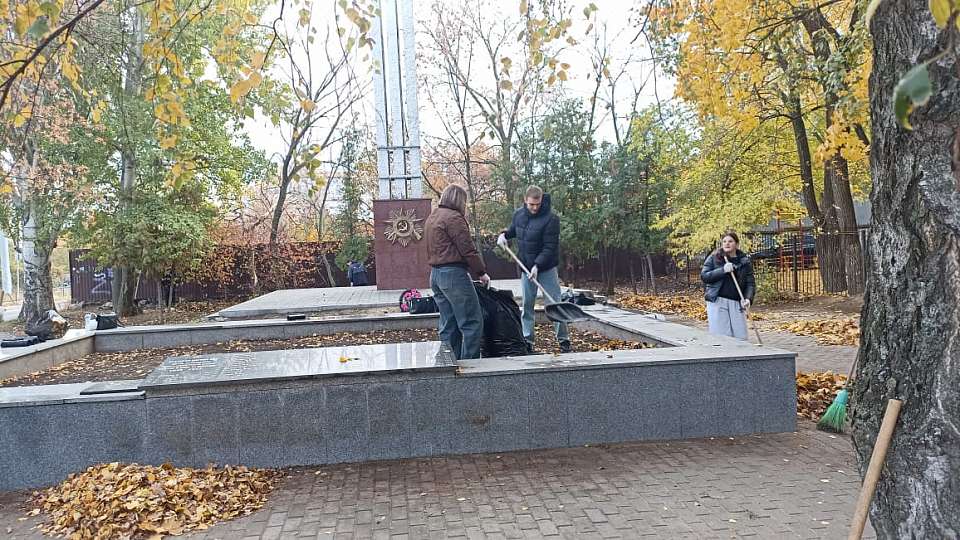 В Коминтерновском районе приводят в порядок братские могилы и воинские захоронения