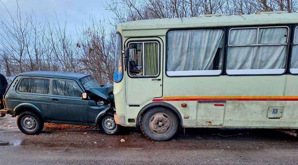 На встречной полосе «Нива» врезалась в автобус под Воронежем