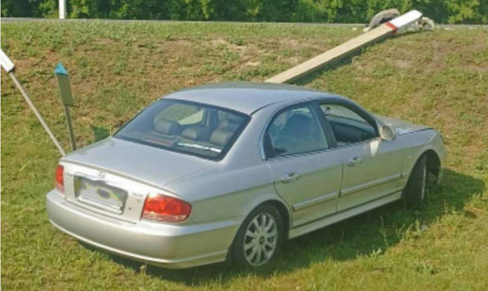 Пострадал 10-летний ребёнок в снесшей столб на воронежской трассе иномарке