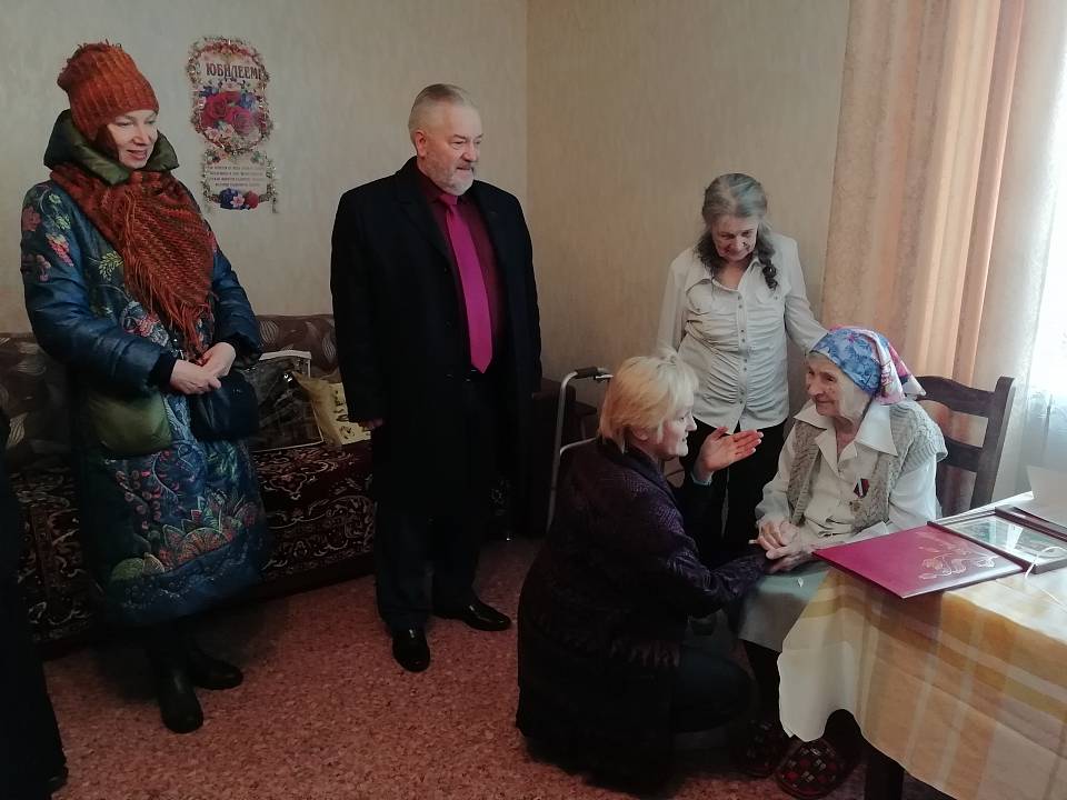В Коминтерновском районе поздравили со 100-летием долгожительницу