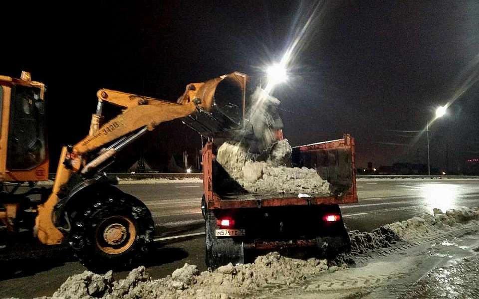 Ночью из-за снегопада 157 спецмашин выехали на улицы Воронежа