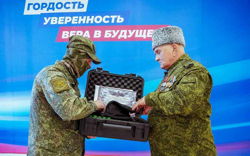 Тепловизор для фронта. Воронежские казаки и предприниматели передали бойцам СВО технику