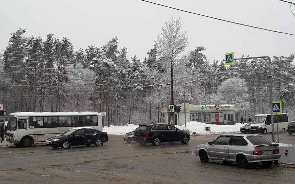 Графики движения пассажирских автобусов сбились из-за пробок в Воронеже
