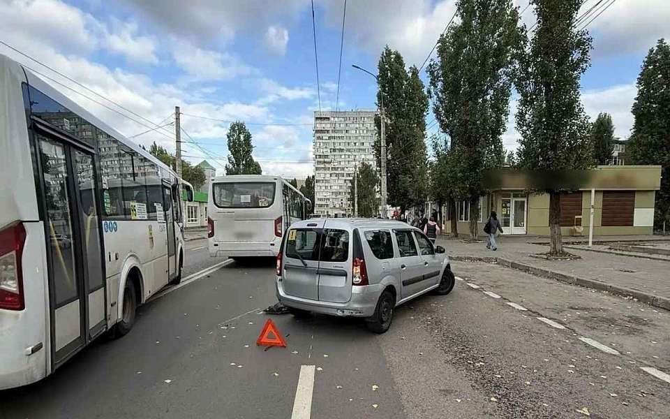 В устроенном автомобилисткой ДТП пострадал 11-летний пассажир маршрутки в Воронеже 