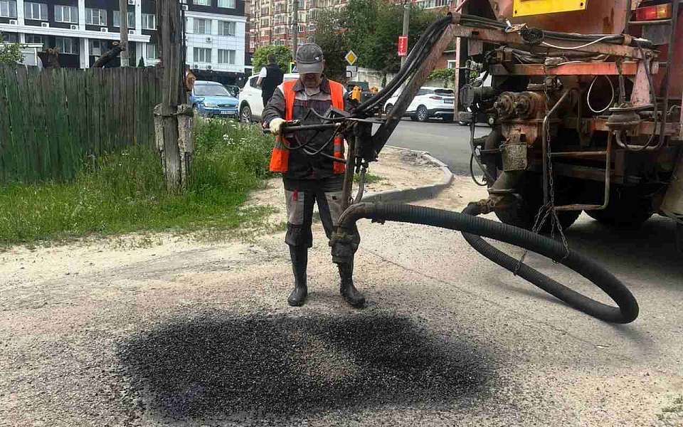 В Ленинском районе продолжают уделять внимание дорожному ремонту