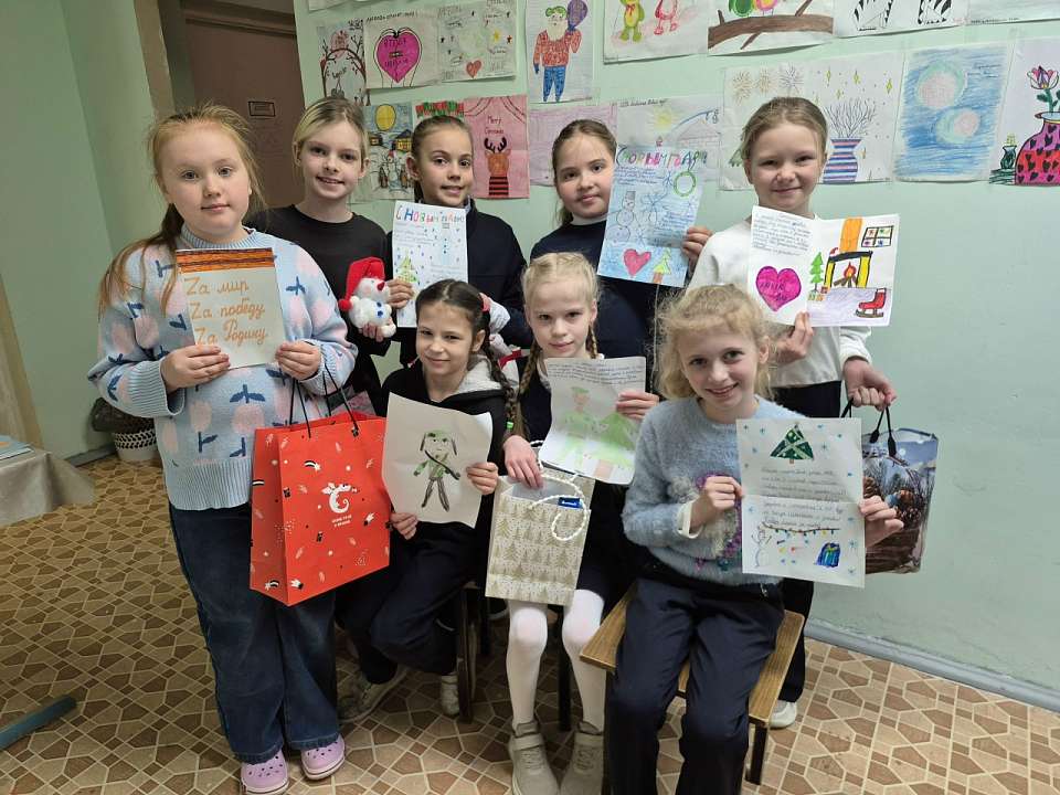 В Коминтерновском районе дети приготовили подарки для бойцов СВО