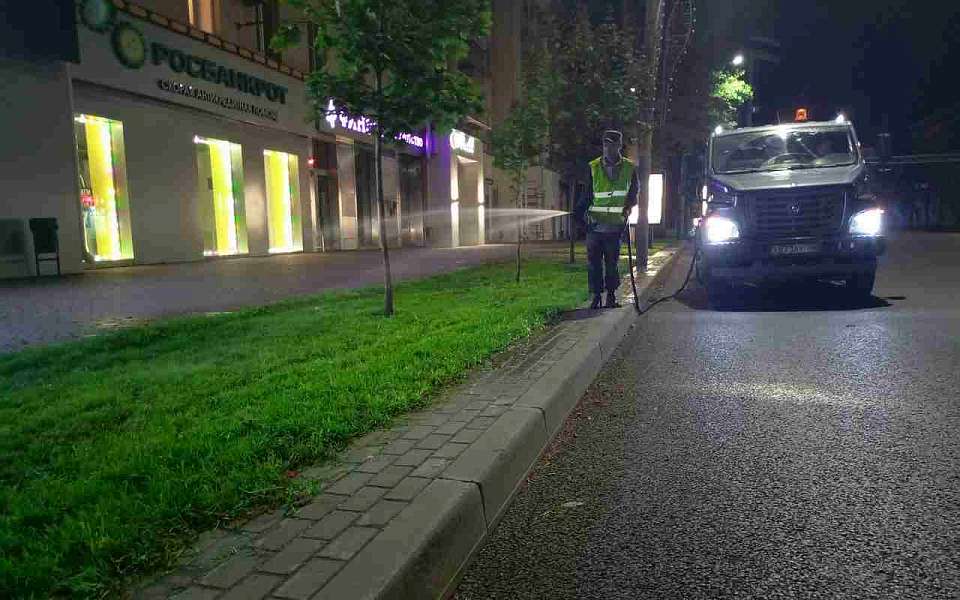 В Ленинском районе продолжается работа по уходу за озелененными территориями