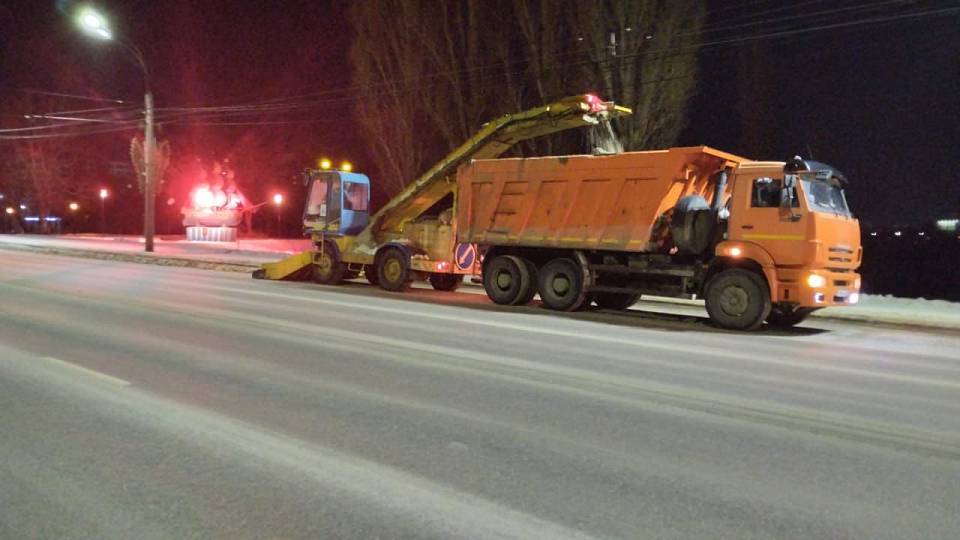 За ночь с улиц Воронежа вывезли более 5 тыс. кубометров снега