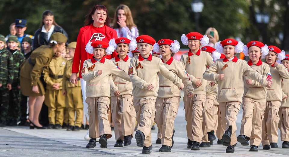 На Адмиралтейской площади Воронежа прошёл юнармейский парад
