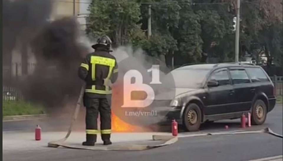Возле Воронежского педуниверситета утром 19 сентября загорелась машина