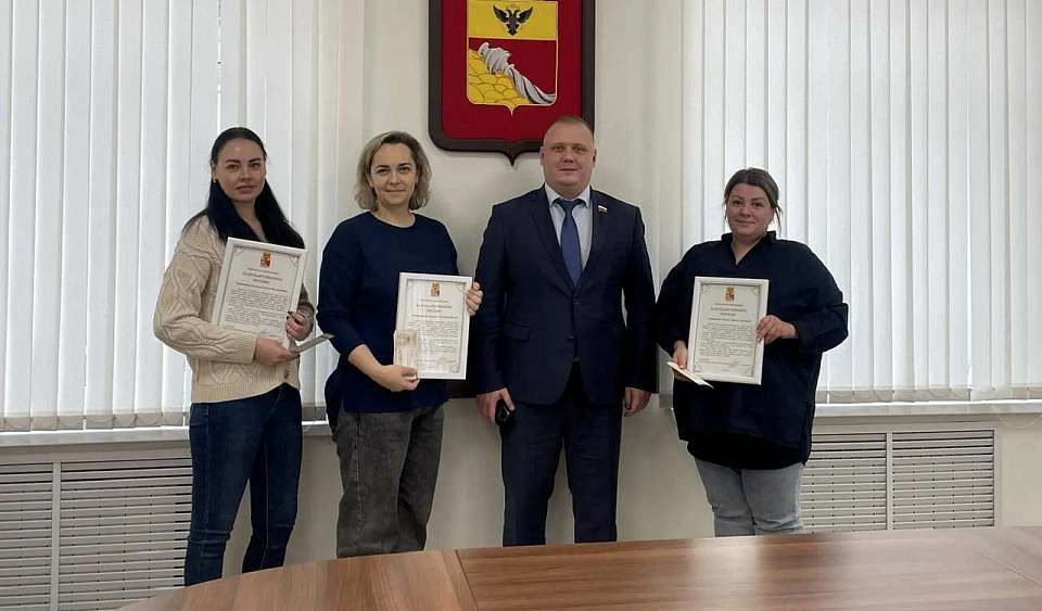 В Ленинском районе депутаты становятся добрыми волшебниками