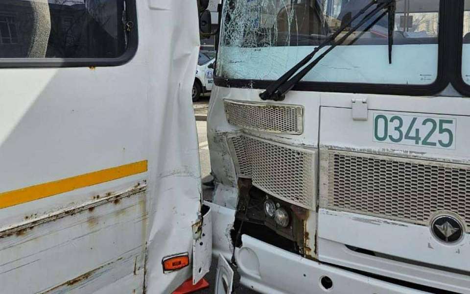При столкновении в Воронеже двух маршрутных автобусов пострадала 5-летняя девочка 