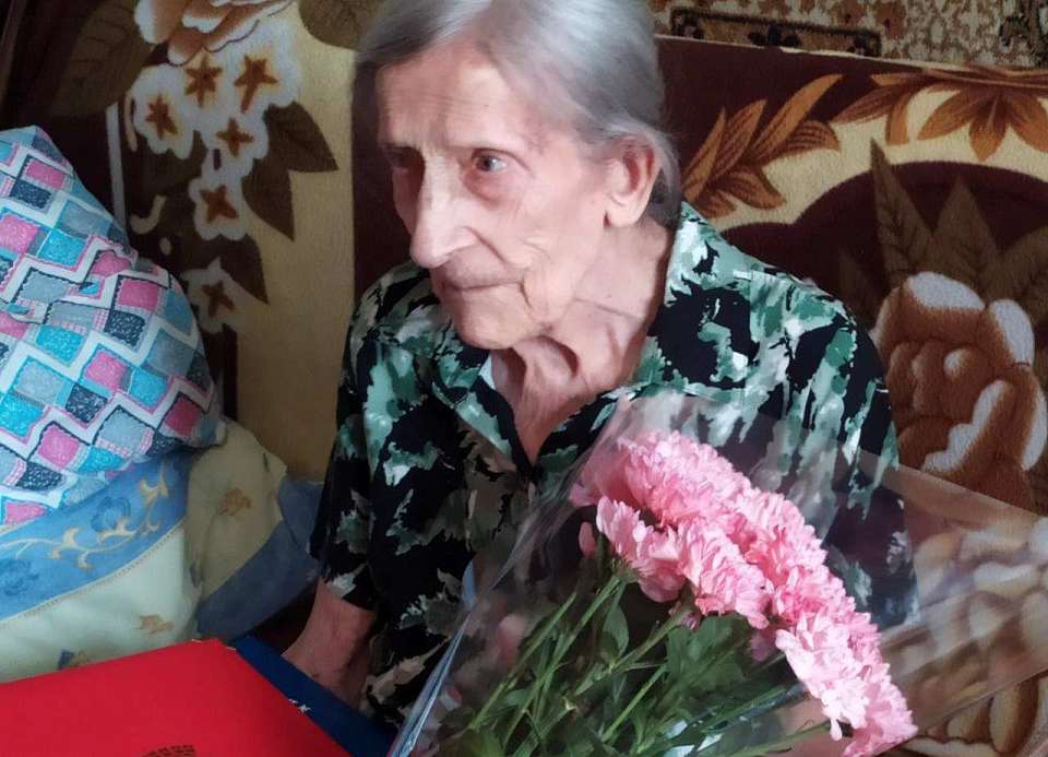 Со 100-летием труженицу тыла и ветерана труда Анну Третьякову поздравил мэр Воронежа