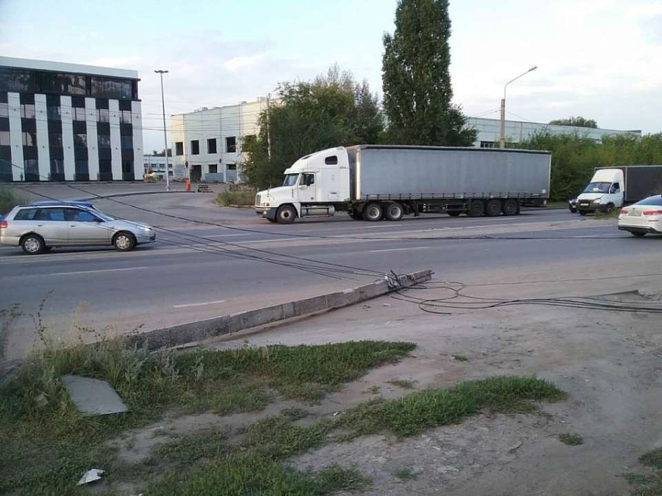 Упавшие провода перекрыли дорогу после ДТП на выезде из Воронежа