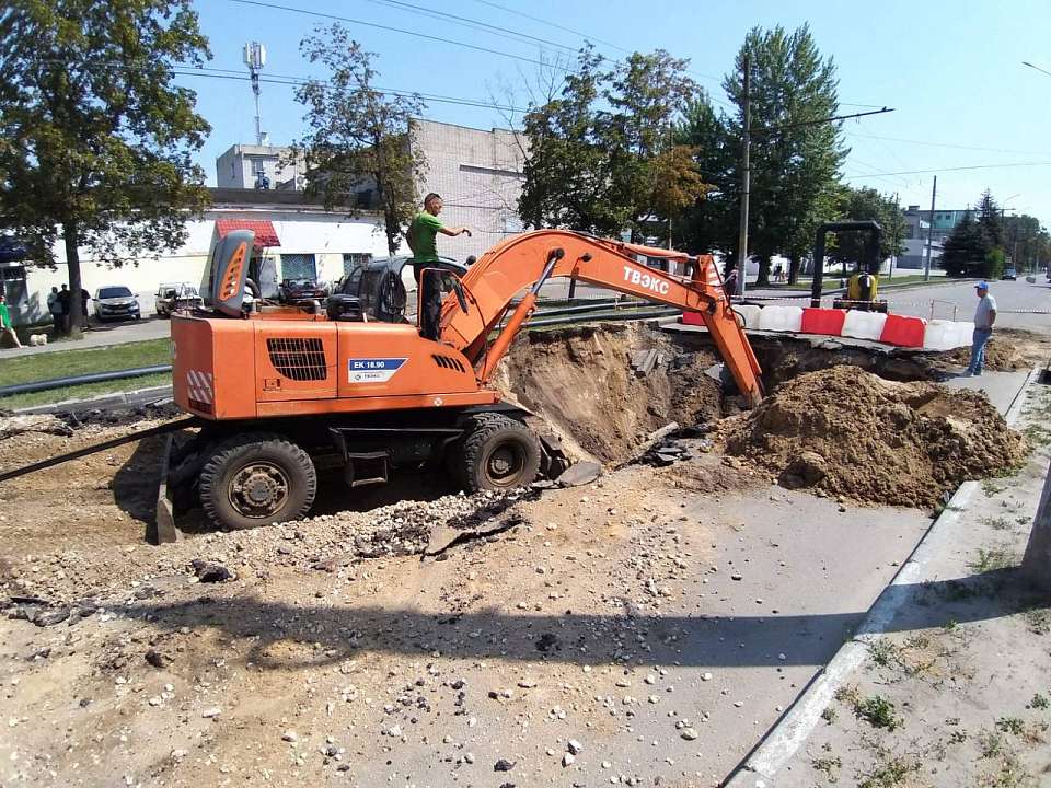К ремонту коллектора на улице Циолковского в Воронеже приступили аварийные бригады