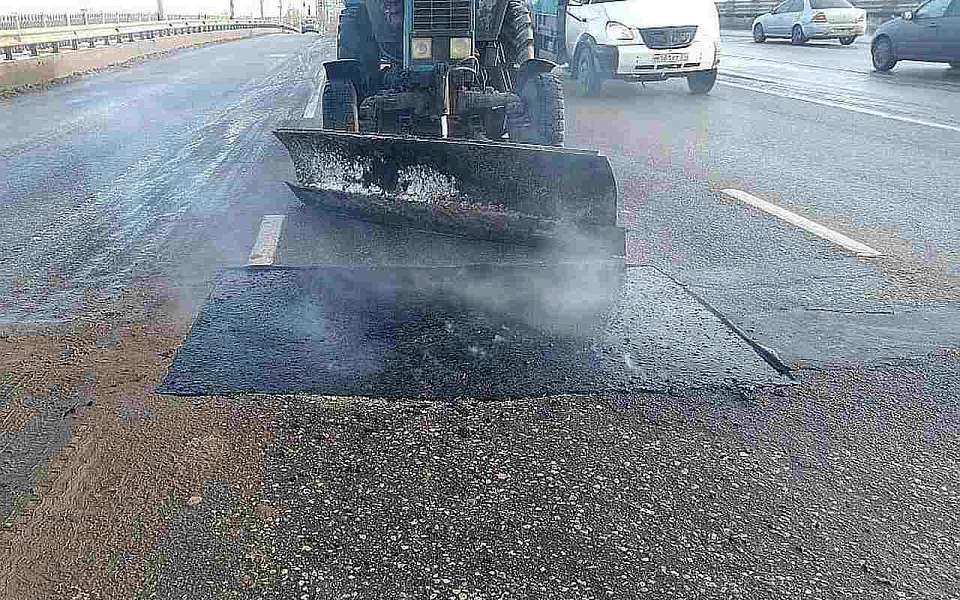 Дефекты дорожного покрытия устраняют литым асфальтом в Воронеже
