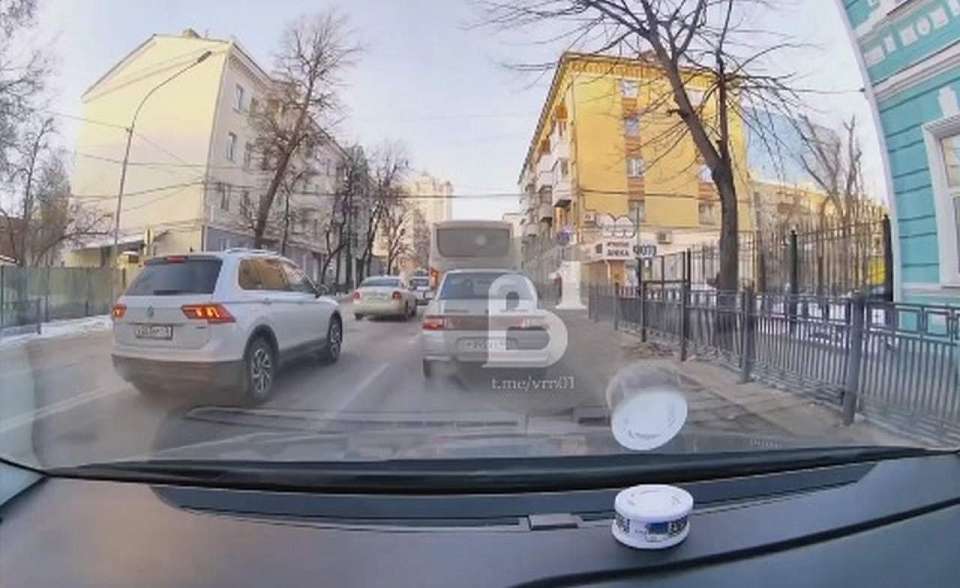 На видео в Воронеже сняли хамское нарушение ПДД водителем маршрутки