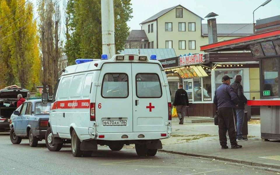 Пенсионер погиб на переходе под колесами тягача в Воронеже